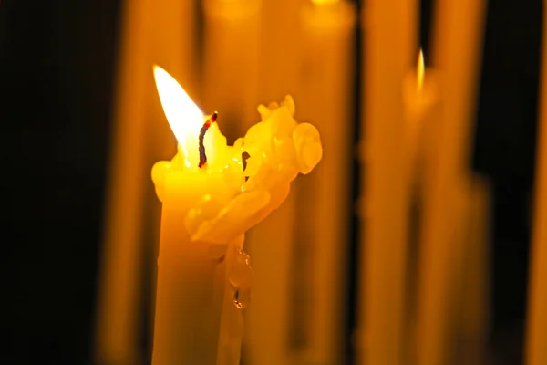 Vista de cerca de las velas que atraviesan la oscuridad . — Foto de Stock