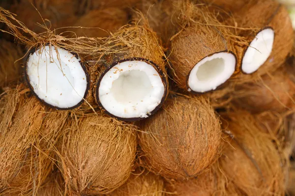 Sabrosos cocos orgánicos en el mercado local, la India — Foto de Stock