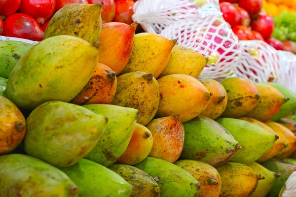 Zblízka chutné mango na trh stojan, Indie — Stock fotografie