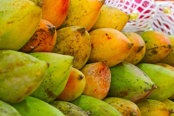 Close up of tasty mango on market stand, India — Stock Photo, Image