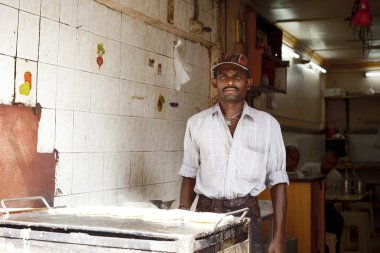 Sokaktaki adam parrota