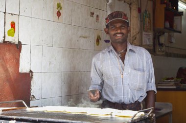 Sokaktaki adam parrota