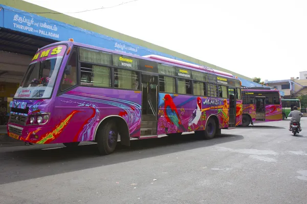 Autobús colorido típico de Tamil Nadu — Foto de Stock