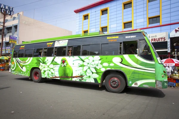 Autobús colorido típico de Tamil Nadu — Foto de Stock