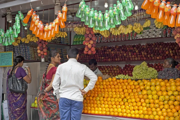 Juice stall owner preparing fresh fruit juices — Stock Photo, Image