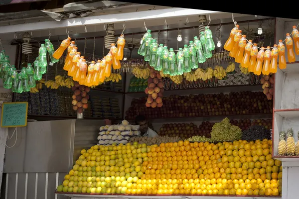 Džus stánek vlastník připravuje čerstvé ovocné šťávy — Stock fotografie