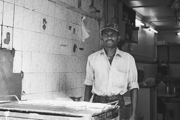 Homem Parrota na rua — Fotografia de Stock