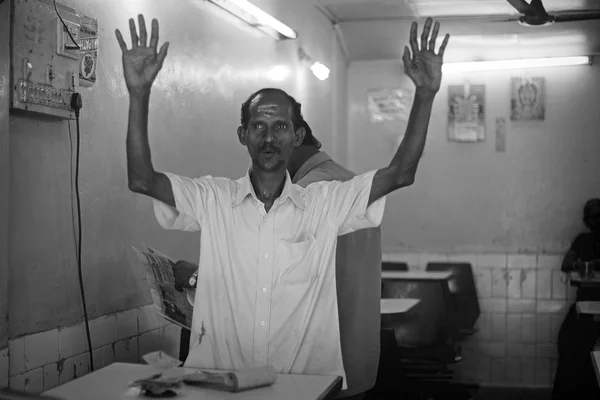 Homem Parrota na rua — Fotografia de Stock