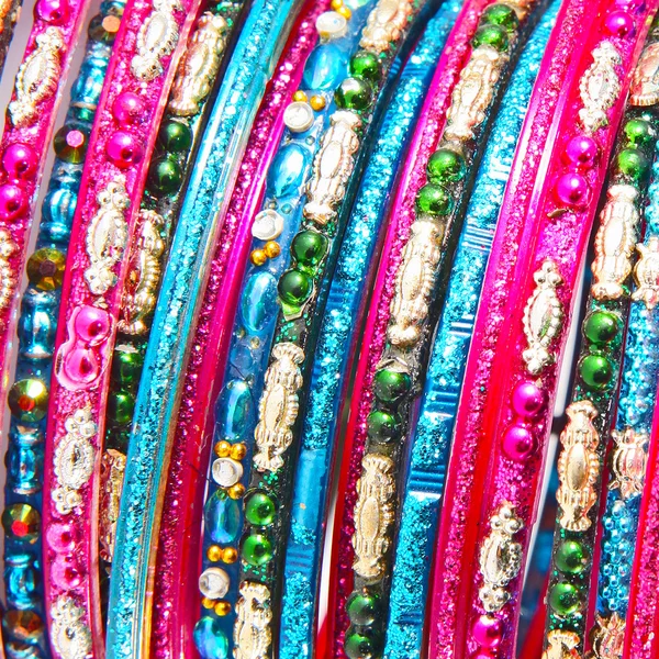 Indiase armbanden met verschillende kleuren — Stockfoto