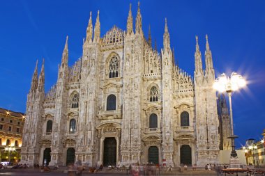 akşam, İtalya Milano alınan katedral kubbe