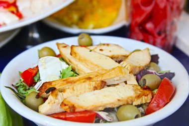 İtalyan salatası ve tavuk.