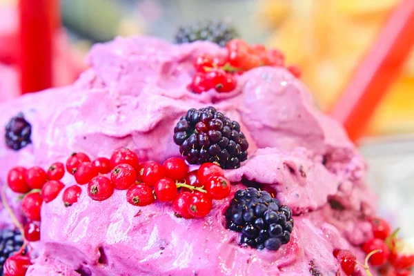 Ice cream with fresh berries — Stock Photo, Image