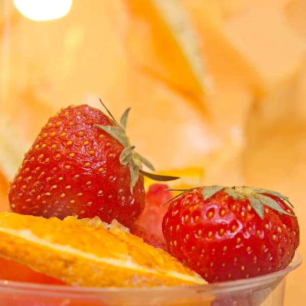 Primer plano de fruta de fresa con fondo de mellon —  Fotos de Stock