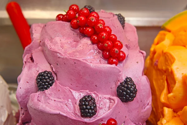 Helado con bayas frescas — Foto de Stock