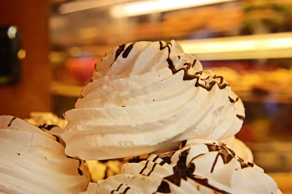 Pastel de beso con chocolate y nueces — Foto de Stock