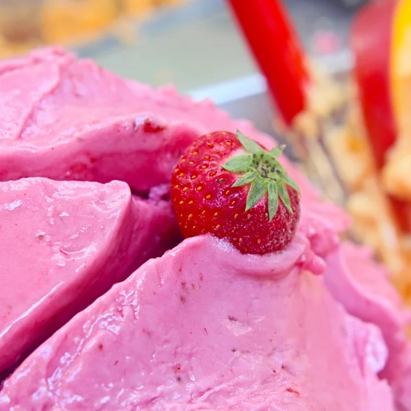 Delicioso tazón de helado de fresa —  Fotos de Stock