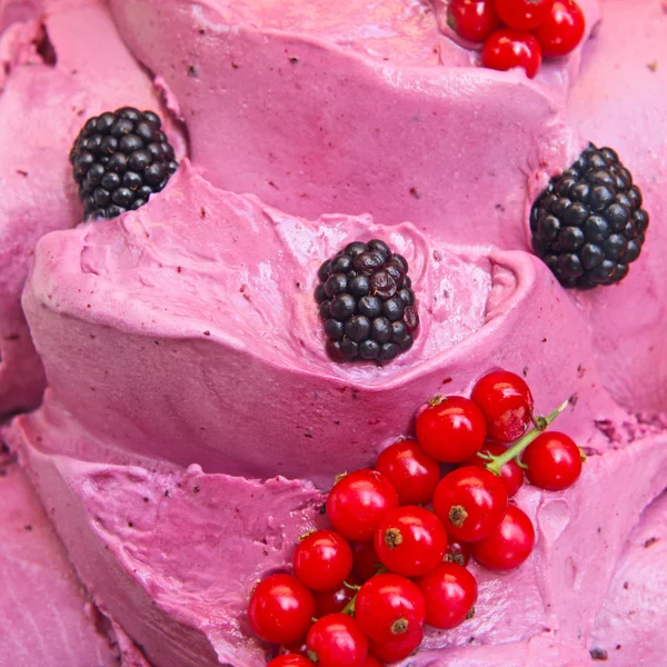 Морозиво зі свіжими ягодами — стокове фото