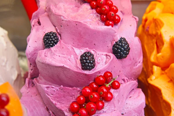 Морозиво зі свіжими ягодами — стокове фото
