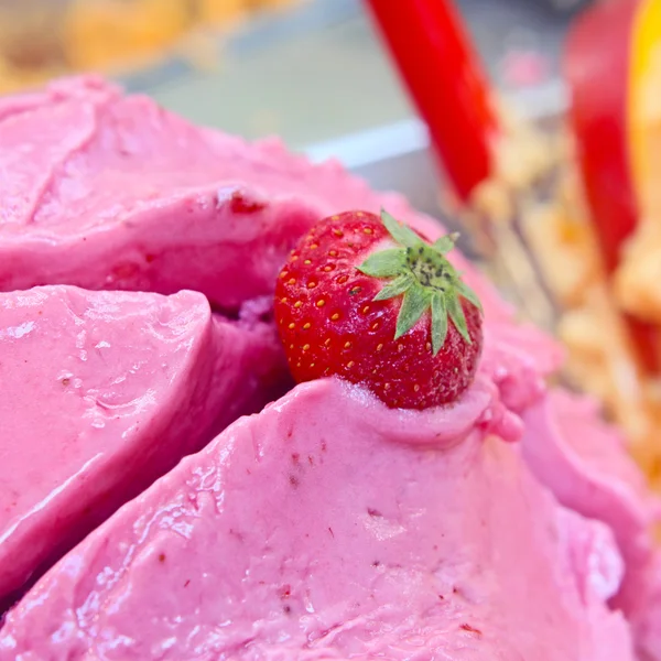 Delicious bowl of strawberry ice cream — Stock Photo, Image