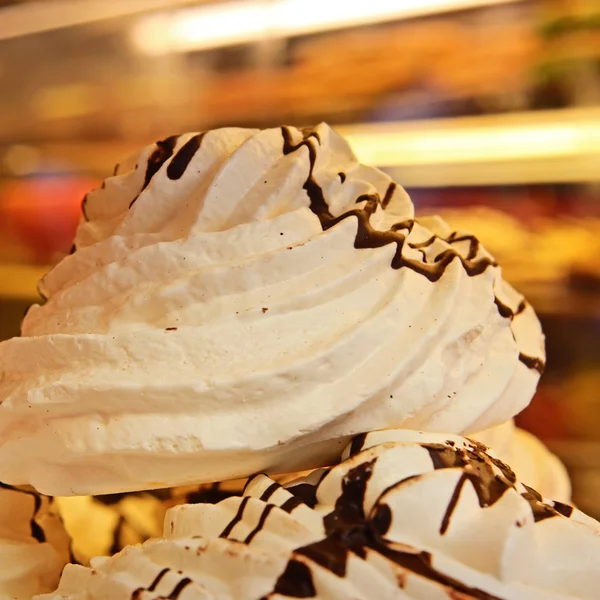 Pastel de beso con chocolate y nueces — Foto de Stock