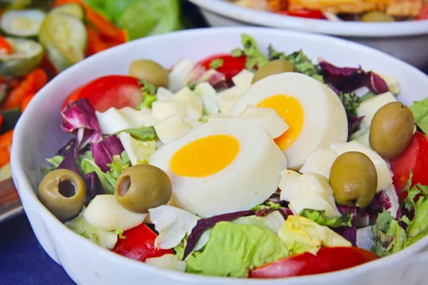 Ensalada de tomates frescos con albahaca, huevos y vinagre balsámico —  Fotos de Stock