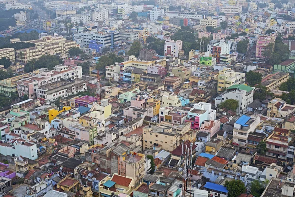混雑させたインド都市トリチーでカラフルな家 — ストック写真