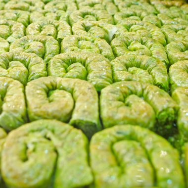 baklava (ince pasta, fındık ve bal yapılmış bir tatlı)
