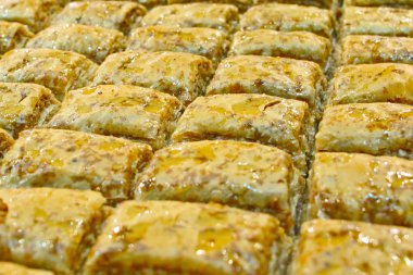 baklava (ince pasta, fındık ve bal yapılmış bir tatlı)