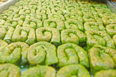 baklava (ince pasta, fındık ve bal yapılmış bir tatlı)