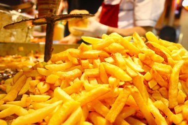 Patates kızartması yenmeye hazır.