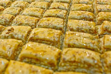 baklava (ince pasta, fındık ve bal yapılmış bir tatlı)