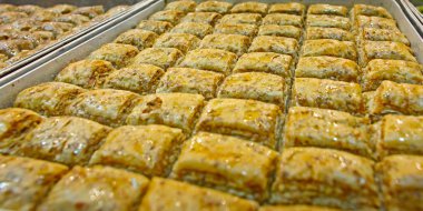 baklava (ince pasta, fındık ve bal yapılmış bir tatlı)