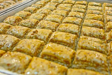 baklava (ince pasta, fındık ve bal yapılmış bir tatlı)