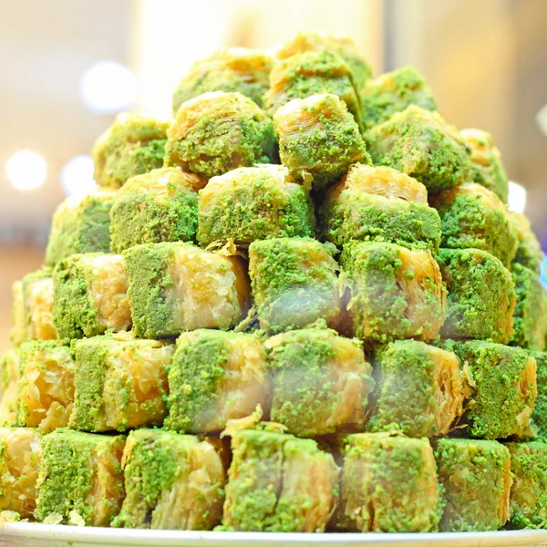 El baklava (un postre hecho de pasteles finos, nueces y miel) ) —  Fotos de Stock
