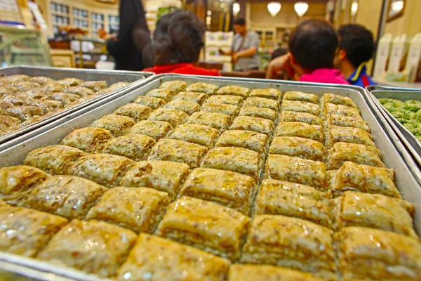 El baklava (un postre hecho de pasteles finos, nueces y miel) ) — Foto de Stock
