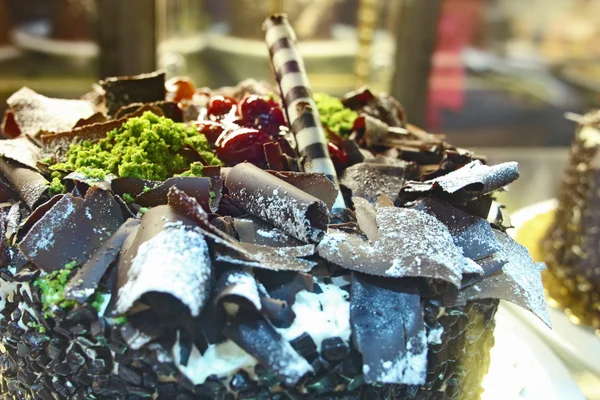 Grädde florsocker kaka med frukter och chocolat — Stockfoto