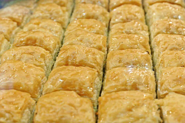 El baklava (un postre hecho de pasteles finos, nueces y miel) ) — Foto de Stock