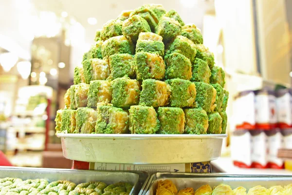 Le baklava (dessert à base de pâte fine, de noix et de miel) ) — Photo