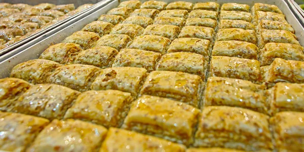 Baklava (ince pasta, fındık ve bal yapılmış bir tatlı) — Stok fotoğraf