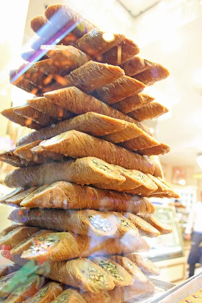 El baklava (un postre hecho de pasteles finos, nueces y miel) ) — Foto de Stock