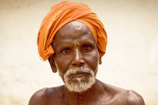 시바 사원에서 사프란 색 의류 축복에 거룩한 sadhu 남자. — 스톡 사진