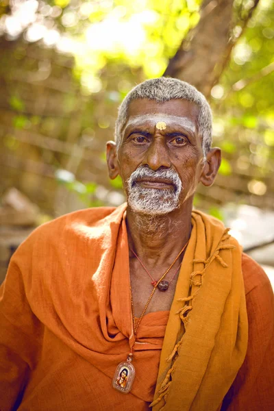 Heilige Sadhu-Männer in safranfarbener Kleidung segnen den Shiva-Tempel. — Stockfoto