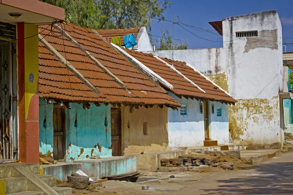 Bâtiments typiques en argile indienne dans un village près de Tiruvanamalai, Tamil Nadu, Inde — Photo