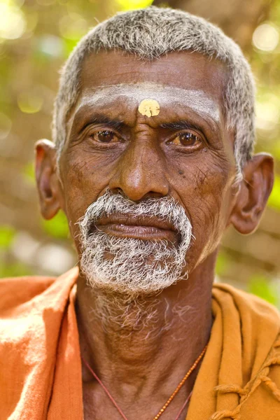 Holy Sadhu men in saffron color clothing blessing in Shiva Temple. — Stock Photo, Image