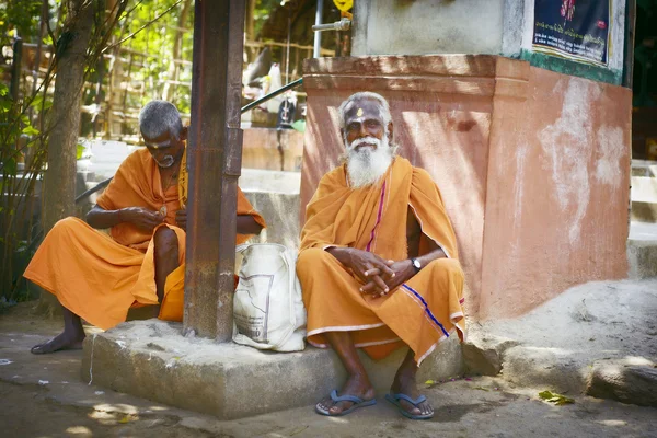 Heliga Jakob män i saffran färg kläder välsignelse i shiva temple. — Stockfoto