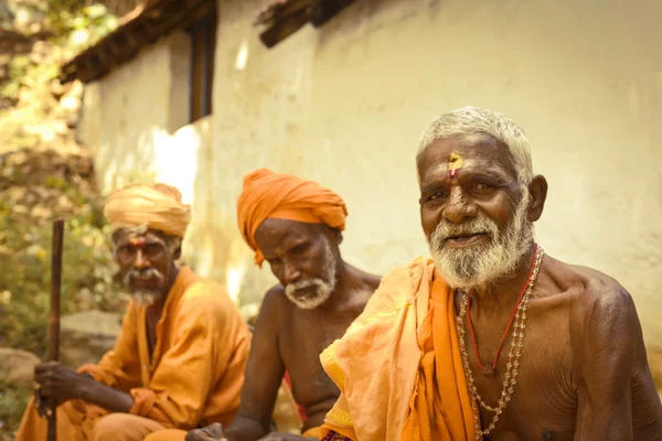 Heilige Sadhu-Männer in safranfarbener Kleidung segnen den Shiva-Tempel. — Stockfoto