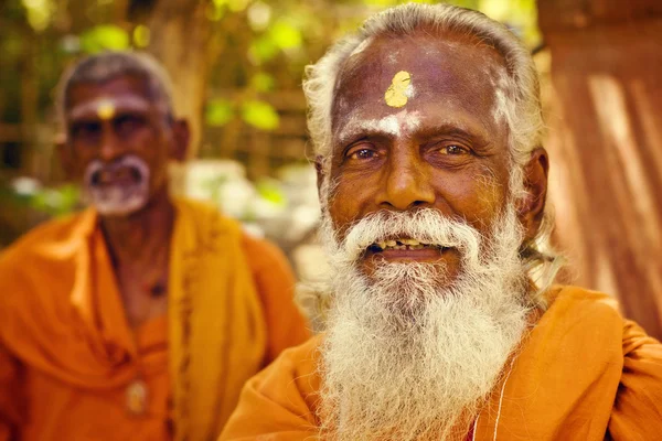 Holy Sadhu men in saffron color clothing blessing in Shiva Temple. — Stock Photo, Image