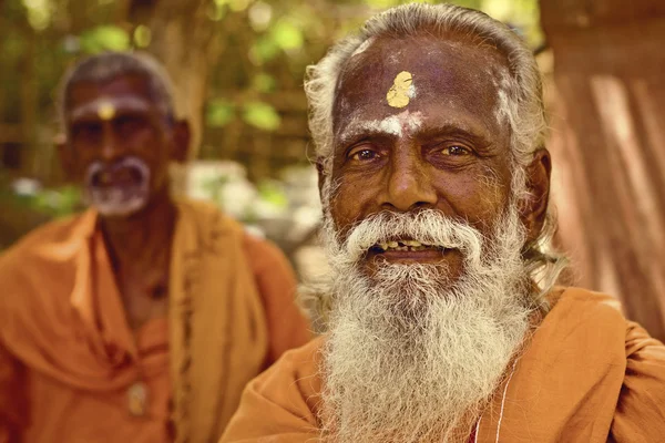 Heilige Sadhu-Männer in safranfarbener Kleidung segnen den Shiva-Tempel. — Stockfoto