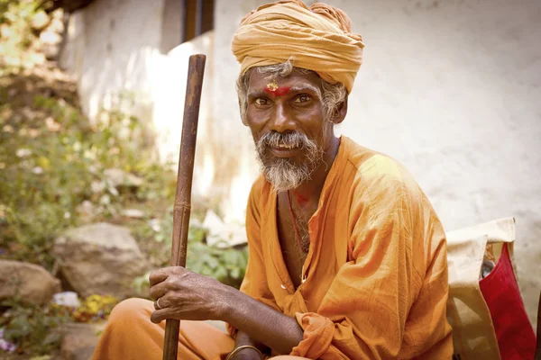 Heliga Jakob män i saffran färg kläder välsignelse i shiva temple. — Stockfoto