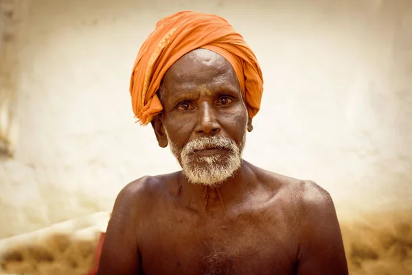 Santos hombres Sadhu en color azafrán bendición de ropa en el templo de Shiva . — Foto de Stock